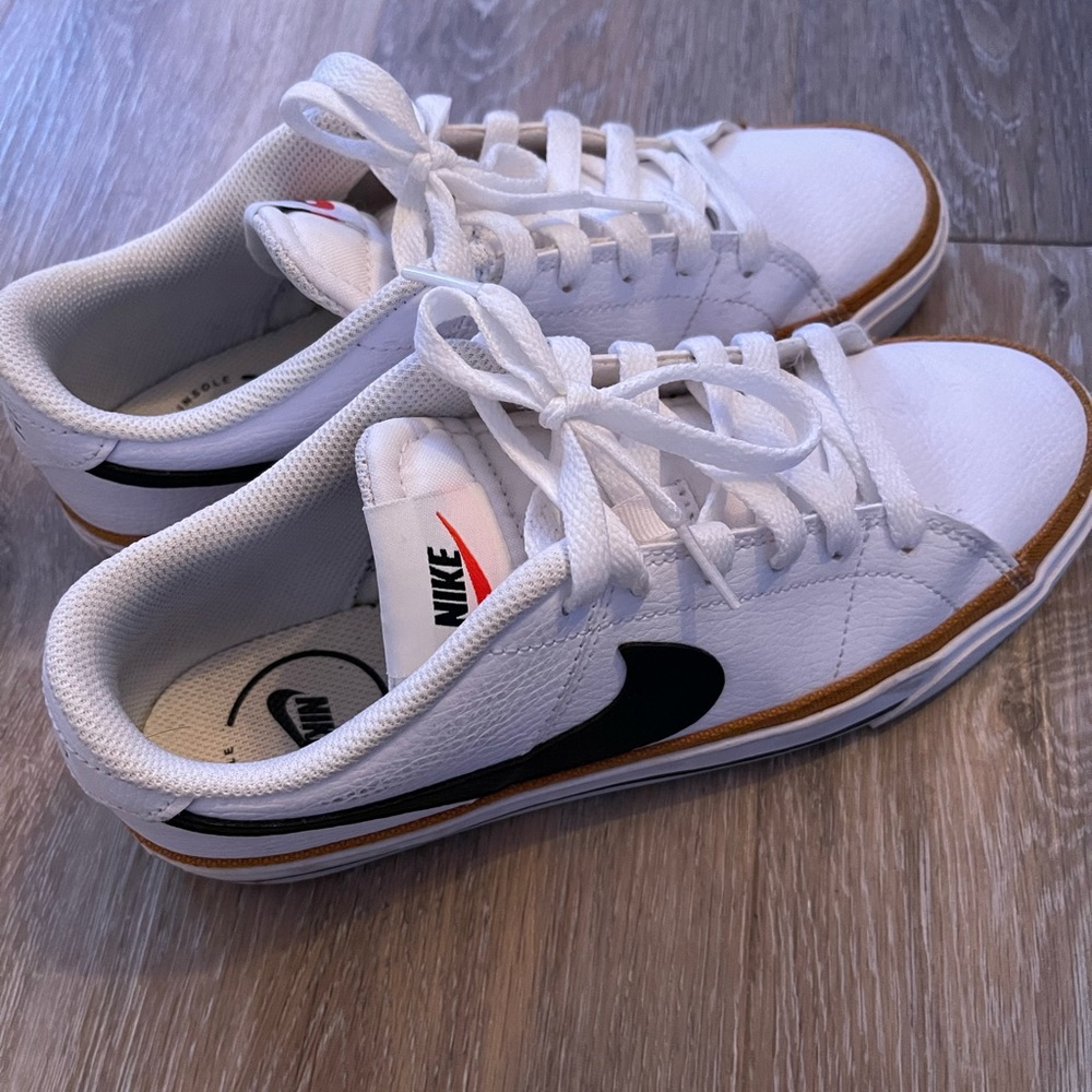 Nike Court Legacy Womens Shoes. Size 7.5. Only worn two times.